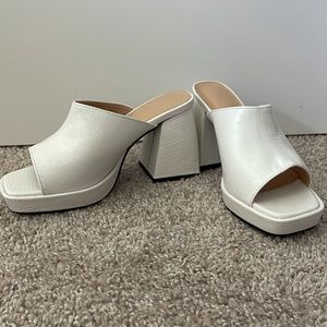 70s Style White Low Thick Pump Heels Alligator Pleather